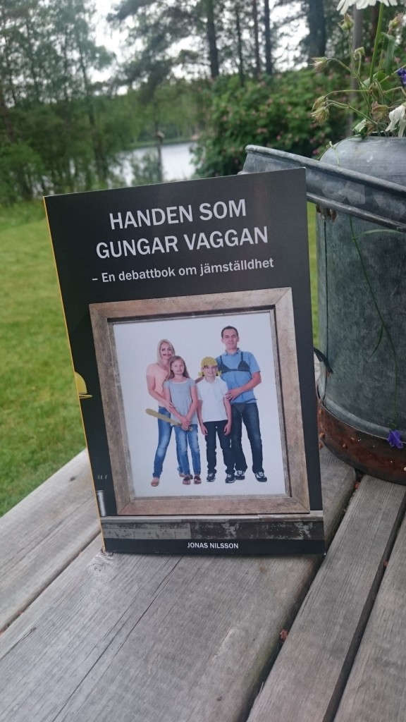 Handen som gungar vaggan