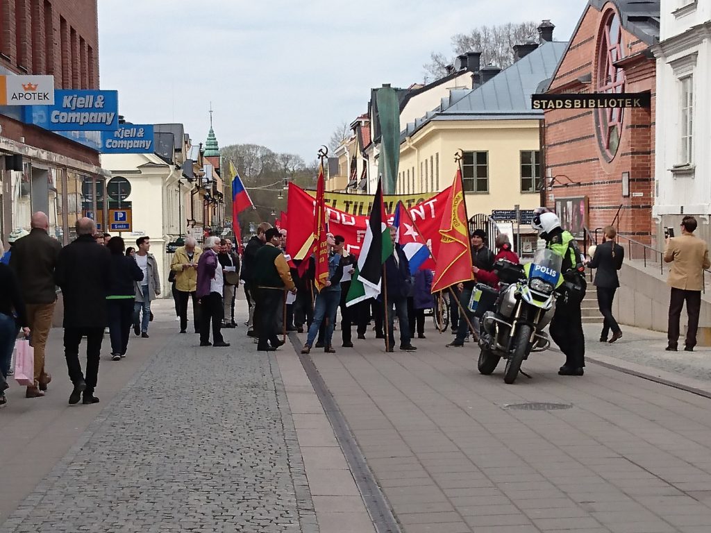 Uppsamling för Kommunistiska partiet utanför stadsbiblioteket